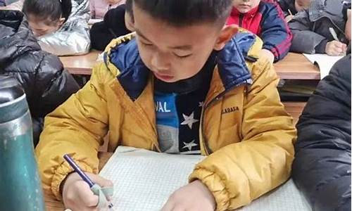 一年級孩子寫作業(yè)時總是玩怎么辦？