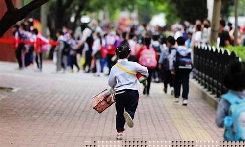 一年級孩子在學校被老師批評了很沮喪怎么辦？
