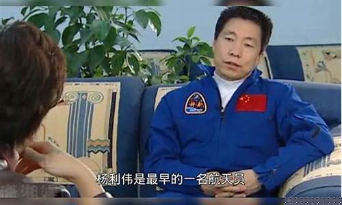 航天員購物時，夫妻警察在旁盯梢？