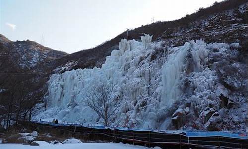 哪個山谷擁有冰瀑萬年不化、泉水千年不凍的奇觀？