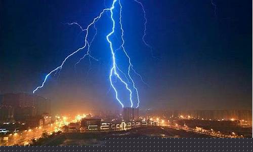 為何雷電現(xiàn)象中我們先目睹閃光再聽見雷聲？